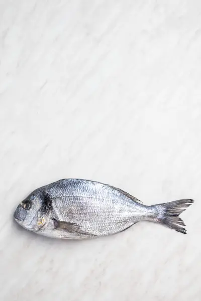 Färsk Havsbraxfisk Ett Köksbord Ovanifrån — Stockfoto