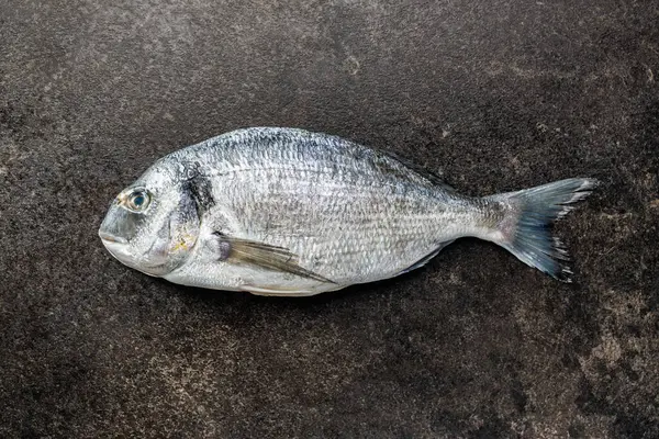 Färsk Havsbraxfisk Ett Köksbord Ovanifrån — Stockfoto