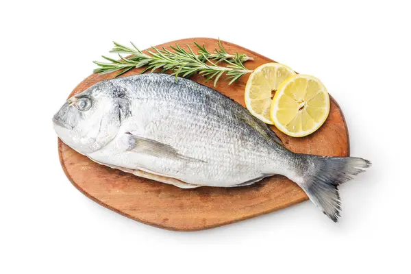Färsk Havsbraxen Fisk Rosmarin Och Citron Skärbräda Isolerad Vit Bakgrund — Stockfoto