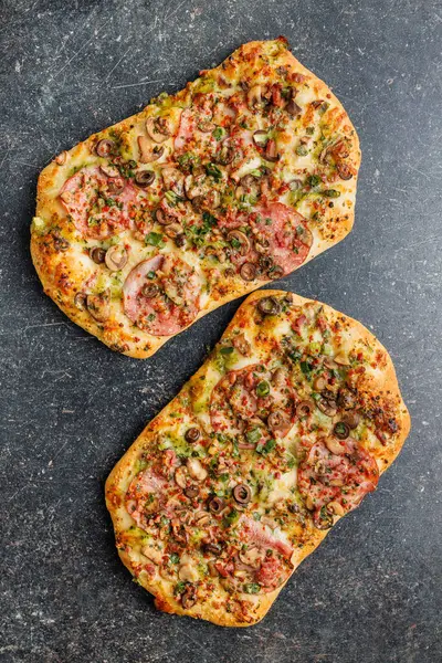 Pizza Italiana Saborosa Uma Mesa Cozinha Vista Superior — Fotografia de Stock