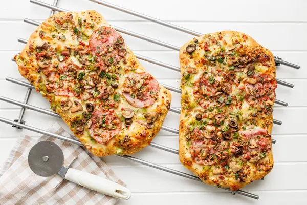 Mutfak Masasında Nefis Talyan Kare Pizzası Üst Görünüm Telifsiz Stok Fotoğraflar