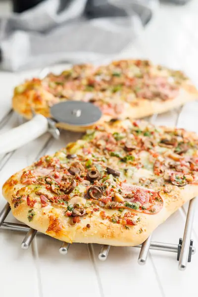 Вкусная Итальянская Квадратная Пицца Кухонном Столе Стоковое Изображение