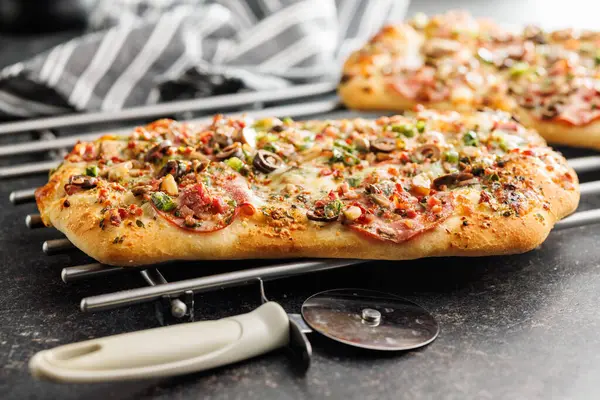 Вкусная Итальянская Квадратная Пицца Кухонном Столе Стоковое Фото