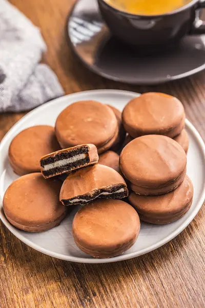 Vista Close Biscoitos Sanduíche Revestidos Chocolate Uma Mesa Madeira Imagem De Stock