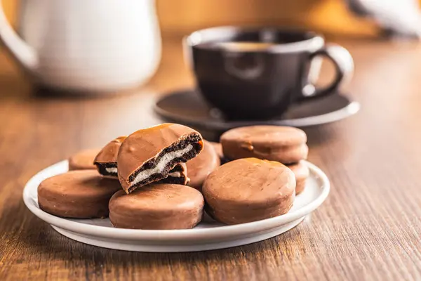 Närbild Choklad Belagda Smörgås Cookies Ett Träbord Royaltyfria Stockfoton