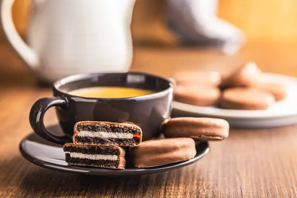 Φρεσκοψημένος Καφές Στο Κύπελλο Μπισκότα Σοκολάτας Ένα Saucer Royalty Free Εικόνες Αρχείου