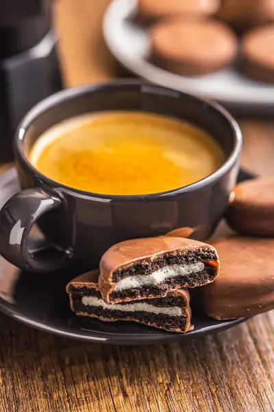 Fincanda Taze Demlenmiş Kahve Ile Çay Tabağında Çikolatalı Kurabiye Telifsiz Stok Imajlar