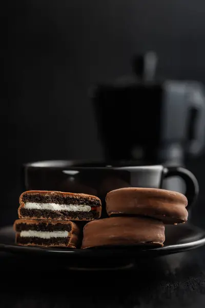 黑暗背景下的巧克力涂层三明治饼干特写视图 免版税图库图片