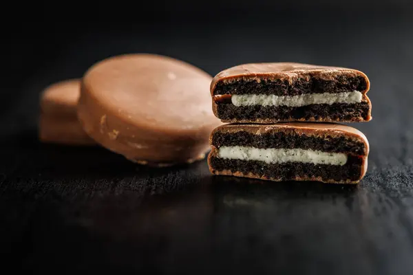 Nahaufnahme Von Mit Schokolade Beschichteten Sandwich Keksen Auf Dunklem Hintergrund Stockbild