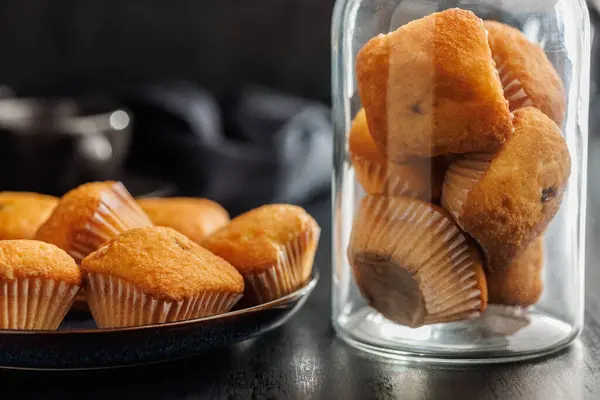 Magdalenas Τυπικά Ισπανικά Απλά Muffins Στο Πιάτο Ένα Μαύρο Τραπέζι Εικόνα Αρχείου