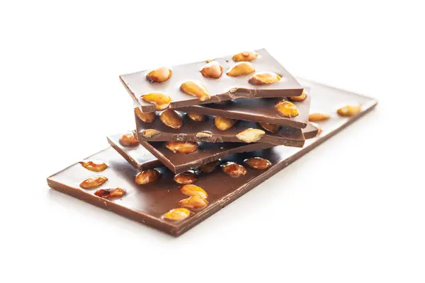 Bilah Coklat Yang Rusak Dengan Almond Diisolasi Pada Latar Belakang Stok Foto Bebas Royalti