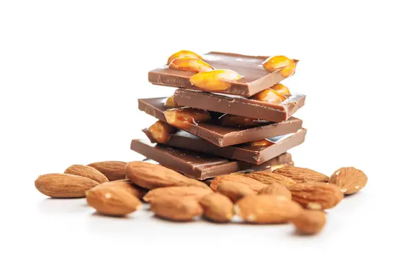 Bilah Coklat Yang Rusak Dengan Almond Diisolasi Pada Latar Belakang Stok Gambar