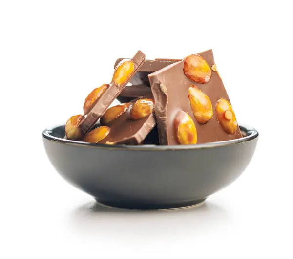 Bilah Coklat Yang Rusak Dengan Almond Dalam Mangkuk Yang Terisolasi Stok Gambar