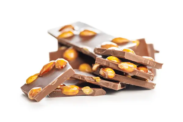Bilah Coklat Yang Rusak Dengan Almond Diisolasi Pada Latar Belakang Stok Foto