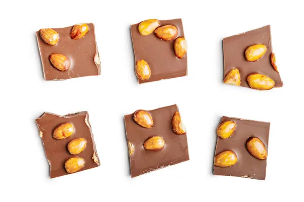 Bilah Coklat Yang Rusak Dengan Almond Diisolasi Pada Latar Belakang Stok Gambar Bebas Royalti