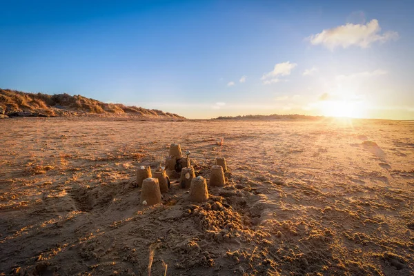 Zandkasteel Het Prachtige Brancaster Strand Norfolk Bij Zonsondergang Met Blauwe — Stockfoto