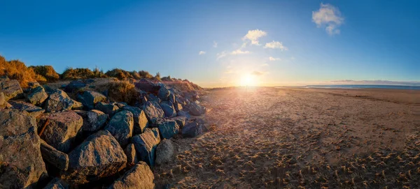 Вражаючий Захід Сонця Пляжі Бранкастер Піском Скелями Оборони Моря Панорамний — стокове фото