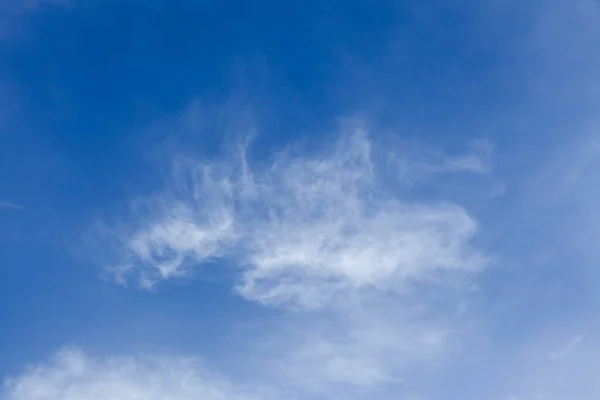 Cielo Blu Con Nuvole Bianche Wispy Backgroun — Foto Stock
