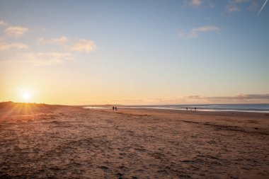 Kuzey Norfolk İngiltere 'deki Brancaster' da kumlu sahil ve kıyı şeridi.