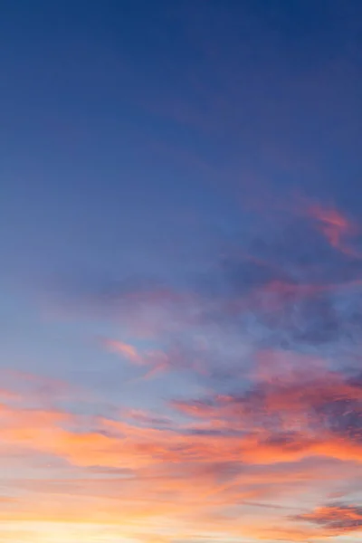 Blå Himmel Och Rosa Moln Bakgrund Vid Solnedgången — Stockfoto