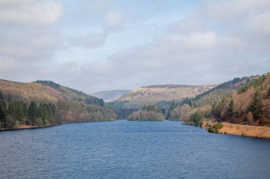 Derbyshire 'da Derwent Barajı ve Ladybower rezervuarı mavi gökyüzü ve beyaz bulutlarla dolu.