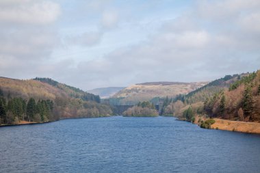 Derbyshire 'da Derwent Barajı ve Ladybower rezervuarı mavi gökyüzü ve beyaz bulutlarla dolu.
