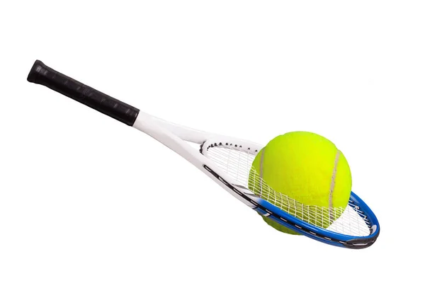 白い背景に隔離されたテニスラケットの弦を通過する巨大なテニスボール — ストック写真