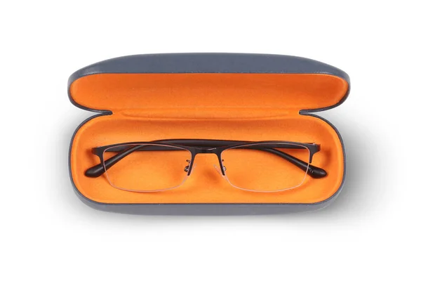 中にオレンジ色のオープンメガネケースでメガネを読みます コピースペースで白い背景に隔離される — ストック写真