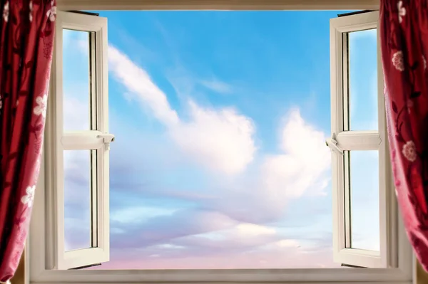 Offene Fenster Mit Blick Auf Blauen Himmel Und Flauschig Weiße lizenzfreie Stockbilder