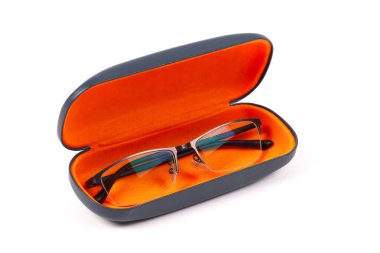 Açık turuncu bir çantada beyaz arka planda okuma gözlükleri.