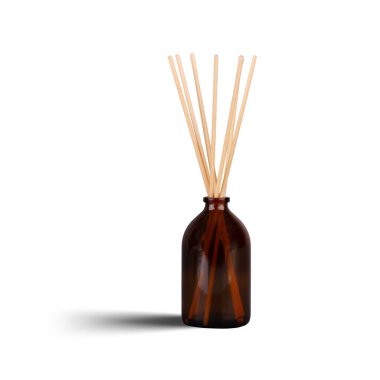 Beyaz zemin üzerinde sazlık çubukları olan kahverengi cam koku dağıtıcı