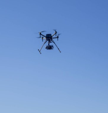 Brooklyn, New York, ABD - 29 Ekim 2022: Sony, Calvert Vaux Park 'ta Alpha serisi aynasız kamera taşıyabilen en küçük insansız hava aracı olan yeni bir insansız hava aracını tanıttı..