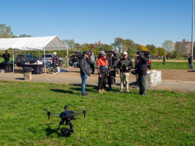 Brooklyn, New York, ABD - 29 Ekim 2022: Sony, Calvert Vaux Park 'ta Alpha serisi aynasız kamera taşıyabilen en küçük insansız hava aracı olan yeni bir insansız hava aracını tanıttı..