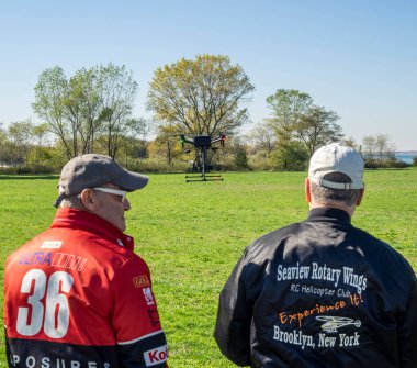 Brooklyn, New York, ABD - 29 Ekim 2022: Sony, Calvert Vaux Park 'ta Alpha serisi aynasız kamera taşıyabilen en küçük insansız hava aracı olan yeni bir insansız hava aracını tanıttı..