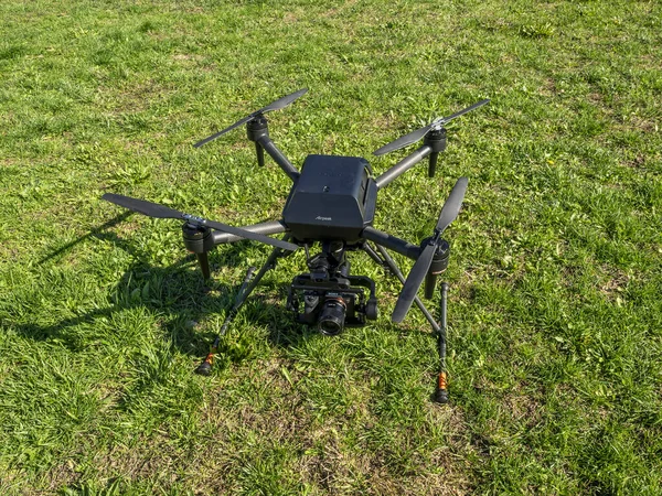 布鲁克林 2022年10月29日 索尼推出了一款新型专业的无人机Drone Airpeak 世界上最小的无人机 它可以在Calvert Vaux公园携带全景阿尔法系列无镜像相机 — 图库照片