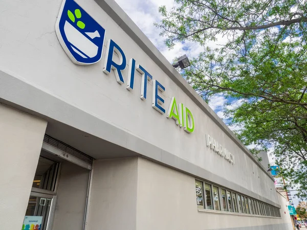 Brooklyn August 2023 Exteriorul Clădirii Farmaciei Rite Aid Logo Rite Imagine de stoc