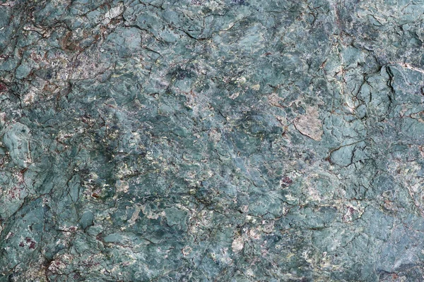 蛇紋岩は1つ以上の蛇紋岩群の鉱物で構成される岩で 岩の質感と蛇の皮の質感の類似性に由来する — ストック写真