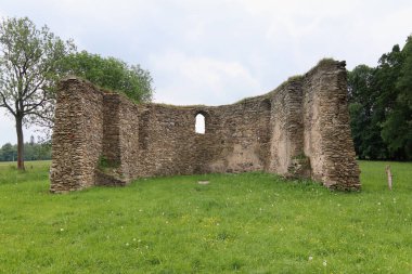 St. Jacob Kilisesi 13. yüzyılın ikinci yarısında Roma tarzında inşa edilmiştir. 1431 yılında kilise, orijinal Jindrichovice köyü ile birlikte Çek Cumhuriyeti 'nin Hussite askerleri tarafından yakıldı.