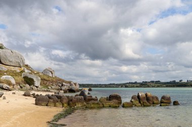 Neolitik mezar - dolmen ya da galeri mezarı - Guinirvit 'in de mezarı - denizdeki kalıntılar, Kernic Körfezi, Plouescat, Finistere, Brittany, Fransa