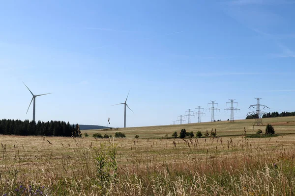 Vysokonapěťové Vedení Větrná Elektrárna Horské Krajině — Stock fotografie