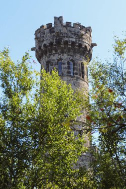 Decinsky Sneznik gözlem kulesi - 1864 'ten beri en büyük Çek masasının tepesinde duran güzel taş gözcü kulesi