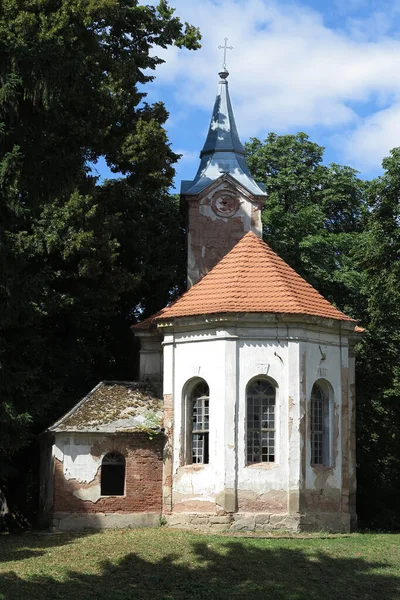 1852年在捷克共和国Vrbice村建造的圣十字升天教堂的废墟 — 图库照片
