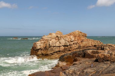 Brittany 'nin Rocky sahili - Pink Granite Sahili, Le Gouffre, Cote de Granit Rose, Plougrescant, Brittany, Fransa