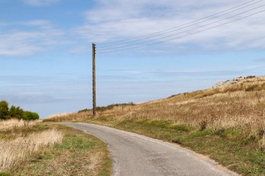 Yolun sonunda ve elektrik hatları - her şeyin sonunda.