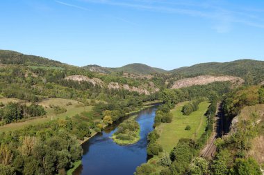 Berounka Nehri ve Bohemian Karst, Çek Cumhuriyeti 'nin Tetin köyünden manzara