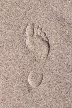 İnce kumsalda ayak izleri.