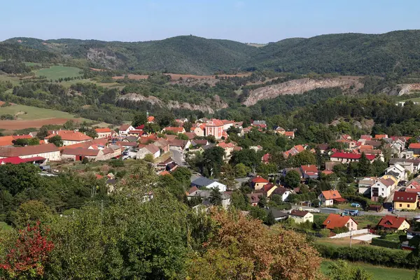 Vista Del Pueblo Tetin Karst Bohemio Región Central Bohemia República — Foto de Stock