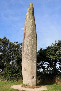 Menhir Kerloas, yemyeşil yemyeşil ortamda kurulmuş ünlü ve görkemli bir antik taş. Gizem ve tarih duygusunu çağrıştırıyor. Britanya, Fransa.