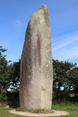 Menhir Kerloas, yemyeşil yemyeşil ortamda kurulmuş ünlü ve görkemli bir antik taş. Gizem ve tarih duygusunu çağrıştırıyor. Britanya, Fransa.