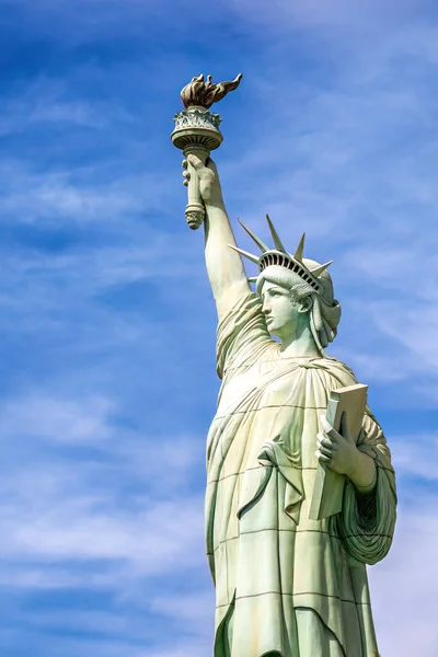 ラスベガス 米国の自由の女神像 この記念碑は自由と独立の象徴です テキストのためのスペースと夏の空の背景 — ストック写真
